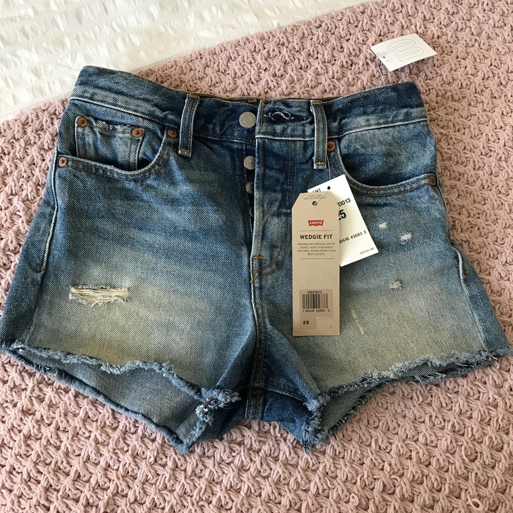 High Waisted Levi’s Wedgie Shorts SOLD Ⓜ️